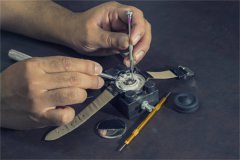 海瑞温斯顿表盘有划痕怎么解决（专业修复方法与日常保养技巧）